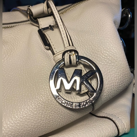 Beautiful White Leather Michael Kors Shoulder Bag in Excellent Condition - Picture 6 of 12